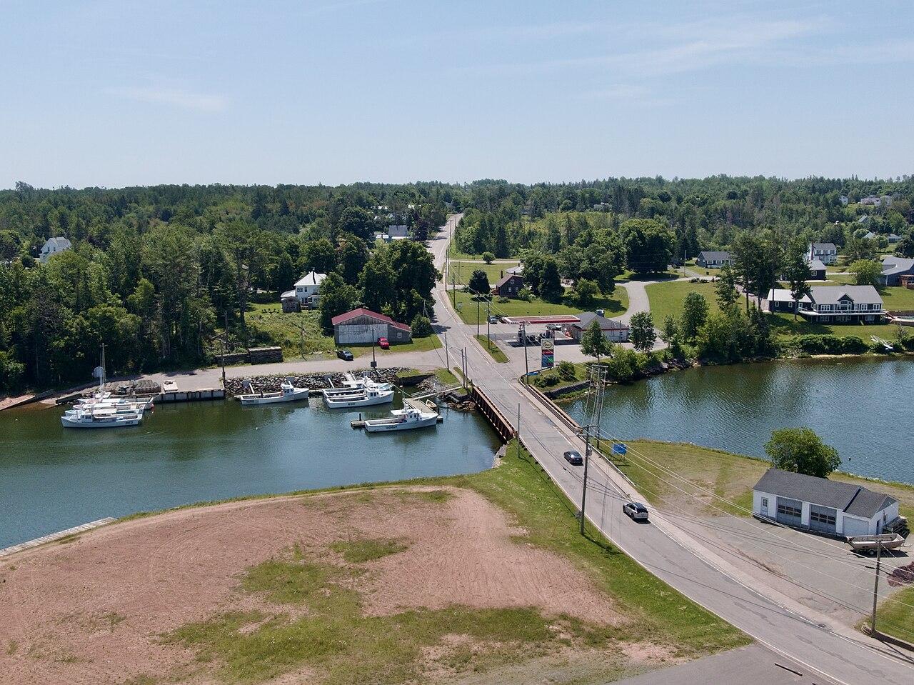 Murray River from the air, with fishing boats beside the bridge